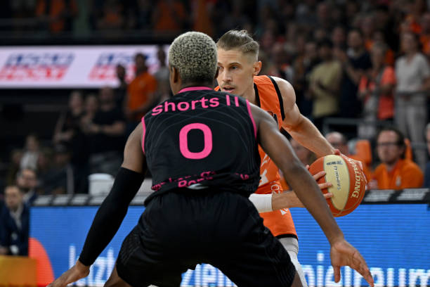 胜离不开球 胜离不开球